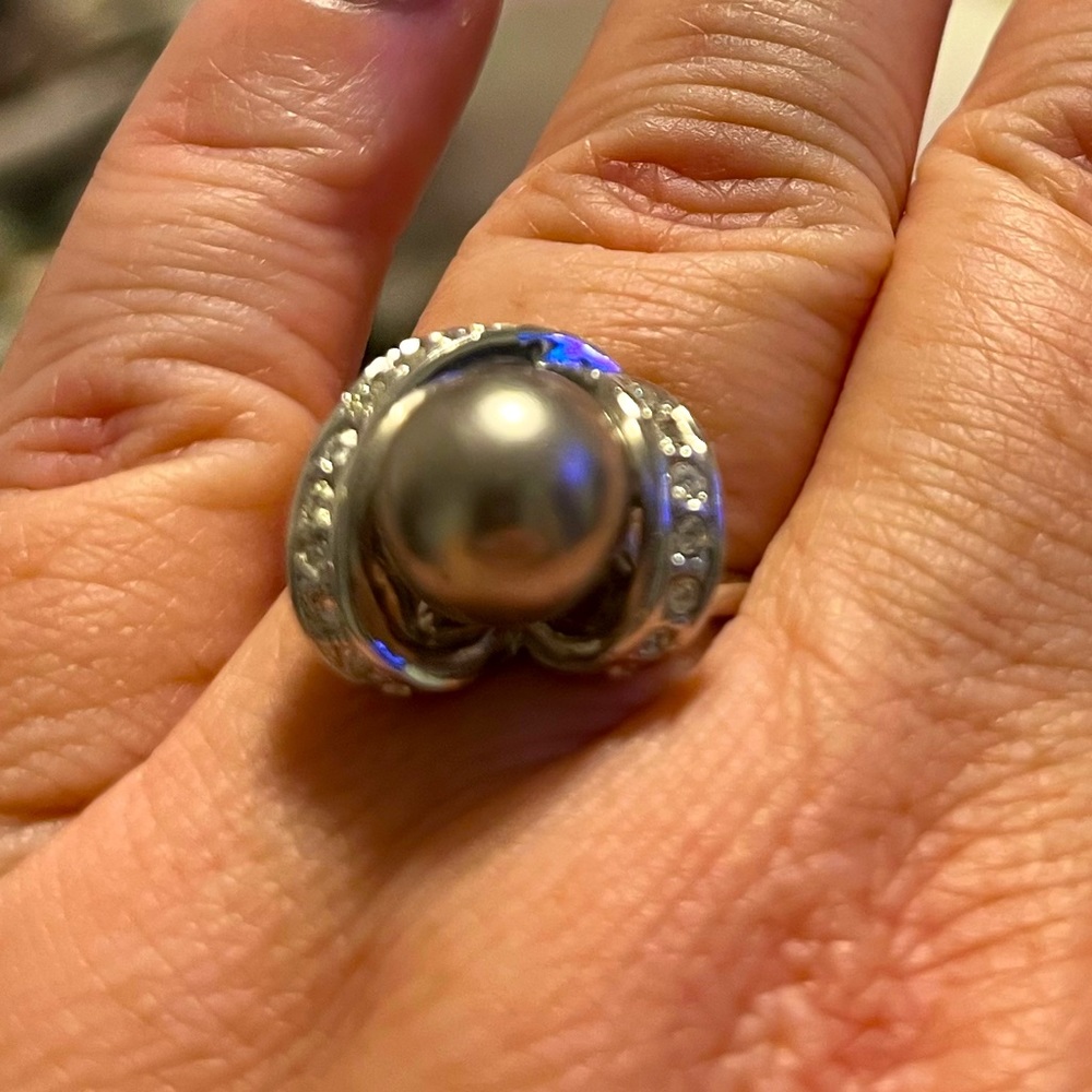 Beautiful black pearl ring